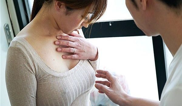 若い男をノーブラ姿で诱う奥さん