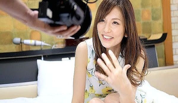 Mッ気があるスレンダー美人～何をされてもカメラ目