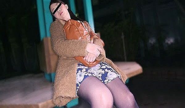 俺の家に来ない！公园で寝てる娘を持ち帰り