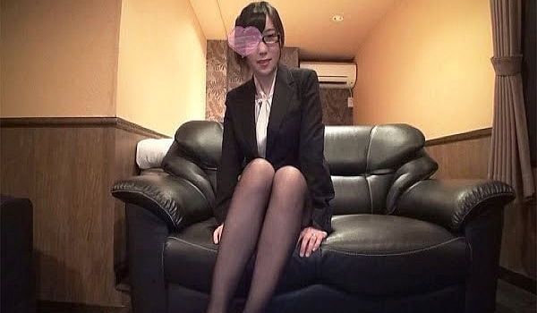 ムラムラ人妻OLのムレムレ黒ストッキングを破って
