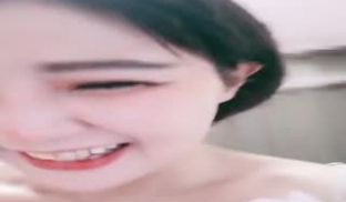 超高颜值女友完美露脸深喉吮吸大屌，样子诱人，无套