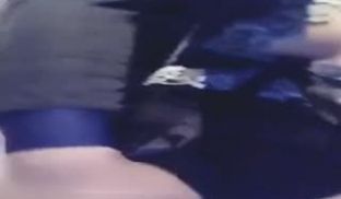 白富美开着奔驰约帅哥野外车震