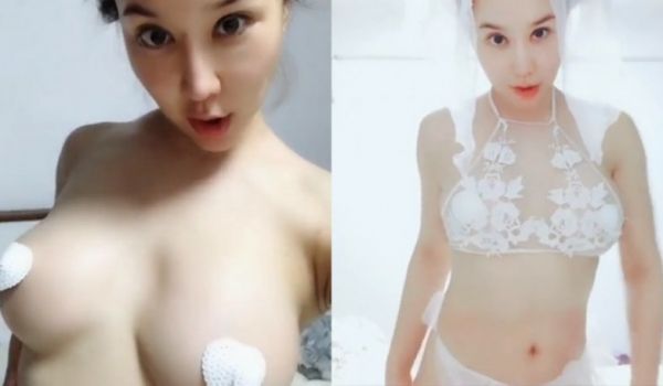 巨乳网红安娜金大尺度自拍影片~情趣睡衣档不住的圆