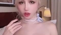 可爱小网红露出发娇表情口交玩具棒