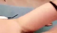 美女模特小姐姐为赚钱下海直播激情秀，黑色网袜跪着