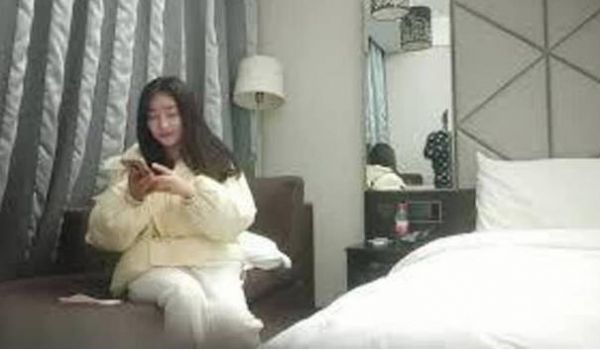漂亮巨乳美眉啊好深小妹妹被你干痛了我不行了身材超
