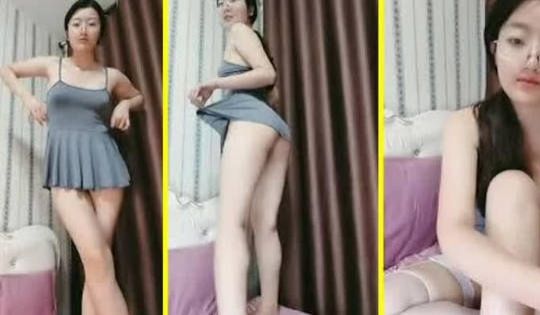 气质小骚妇深夜穿着性感的吊带跟狼友互动撩骚，露脸