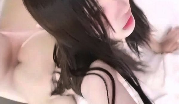 好舔的大奶美女跟大哥开房啪啪直播给狼友看，互动撩