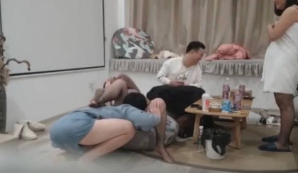 夫妇换妻轮流操，浪叫不停，对白精彩