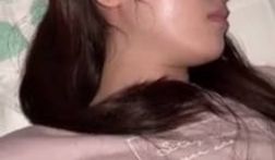 18岁清纯樱花妹去毕业旅行在睡中遭到悲剧被同学强