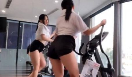 台湾 健身房大奶妹抓到偷拍客.反而跟他干一炮