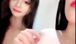 劲爆！淫荡女模带闺蜜饭店共侍金主，一舔一吸混合输