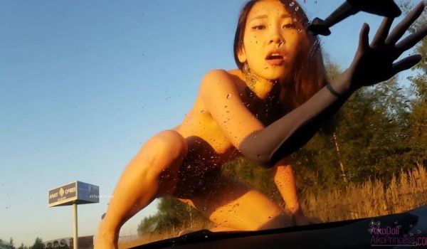 极骚华裔AikoDoll妖媚全裸挡风玻璃前放浪插