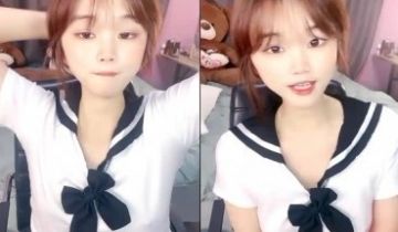 和男友激情操情趣制服一脸呆萌扶着屌吸吮骑上来抱着