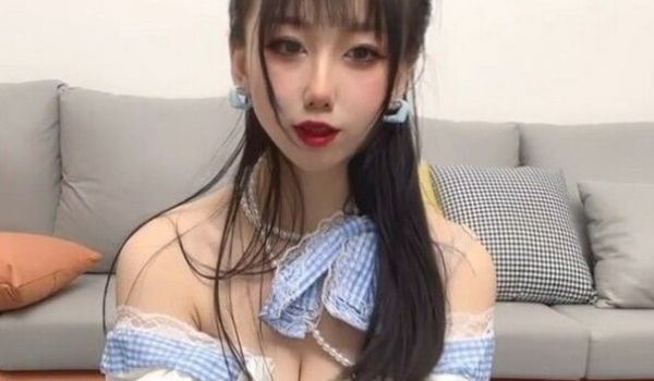 貌美小桃酱女仆装初体验服侍主人尽情享用小桃的肉体