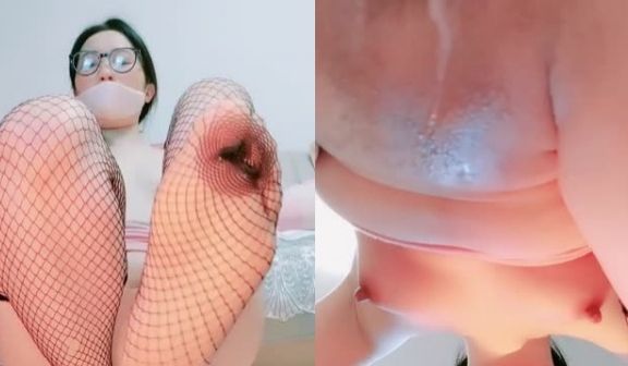 高跟网袜肥臀眼镜痴女淫声荡语撩骚互动小黄瓜玩弄骚