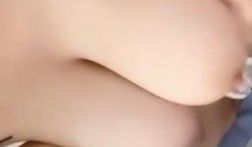 F罩杯二次元狂热少女女生寝室场景视角自拍.