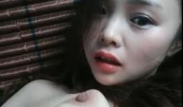 大眼妹子驾车户外车内诱惑露奶车后座翘着屁股掰开近