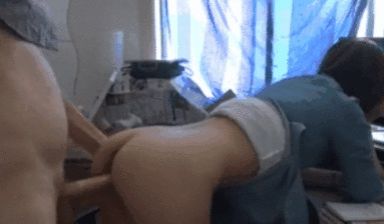 电脑桌前被男友后入猛操圆润美臀娇喘呻吟.
