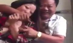 村支书的德性就是改不了！吃完饭开始摸奶子，我不是