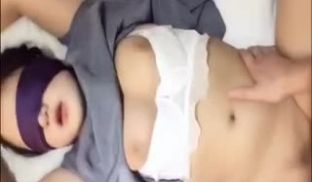 “叫哥哥舒服吗还痛不痛舒服不痛”肤白大奶小骚逼在