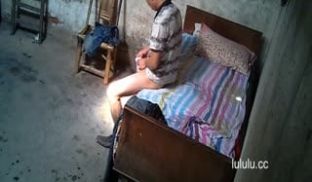 待拆迁区简陋快餐房打工男人的天堂长得还可以的短发