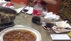 高颜值奶韵味少妇，奶发骚，餐馆里喷奶在杯子里，这