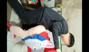 剧情演绎大哥不在家到嫂子家里玩一玩打扮妖艳的嫂子
