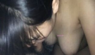 露脸少妇口爆流出，大胸美乳，边摸奶子边深喉插嘴