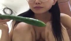 闷骚眼镜妹拿着两根黄瓜一块抽插穴穴屁眼，玩尽兴啦