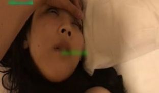 奶子坚挺漂亮的黑丝大长腿美女被微信网友故意灌醉带