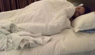 女友气质漂亮的美女闺蜜暑假酒吧兼职做酒水推销员趁