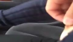 女司机的技术也OK呀开着车被玩奶头，这般浪叫呻吟