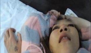 女神级性感美女陪闺蜜KTV见网友喝多上厕所时2男