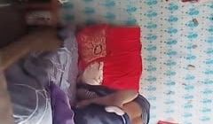 农村住户隔壁丧偶王婶简陋出租房卖Y兼职卖板鞋头发