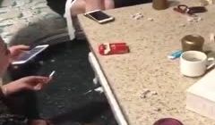 KTV玩骰子输了，男的被罚舔旁边美女的奶头，美女