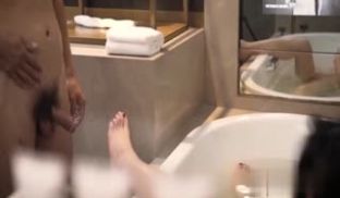 白富美极品性感美少妇寂寞难耐洗澡时被司机偷看后竟