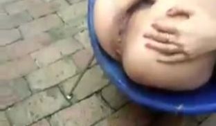 趁着巷子门口没人在家，出门风骚学学男人拉尿，嘘嘘