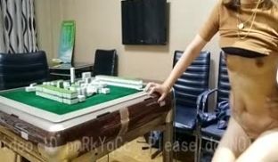 超性感的牛仔妹子麻将输大了只能任由小伙子摆布，不