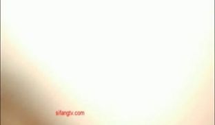 清秀漂亮的气质美女打完牌和2男牌友一起吃夜宵时不