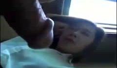 傻屌直男冲着熟睡中的美女老板打飞机，拿鸡巴蹭美腿