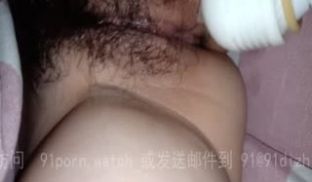 骚妻淫穴在振动器的震动下淫水四溢