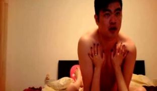 少妇出来偷晴，在宾馆里开房，屁股好肥