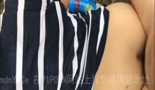游泳回来路边草丛把熟熟拖人草丛，草丛野战配上浪叫