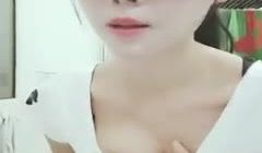 样子小巧的眼镜妹大尺度私拍流出安全通道口口跪舔享