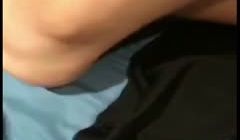 真实迷奸黑丝妹子吃饭时饮料里加药带到酒店扒衣趴着