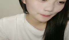 瑶瑶想喝奶露脸小骚逼带来的精彩大秀，真空装性感的