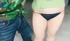气质美熟少妇上门勾引，装修的农民工无套抽插内射，
