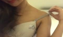 妩媚的女人、男人最欲罢不能，撩拨发丝、贱兮兮的笑