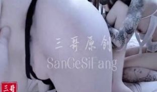 她们三个玩我玩她们三个，真舒服，皇帝般的感觉，舔